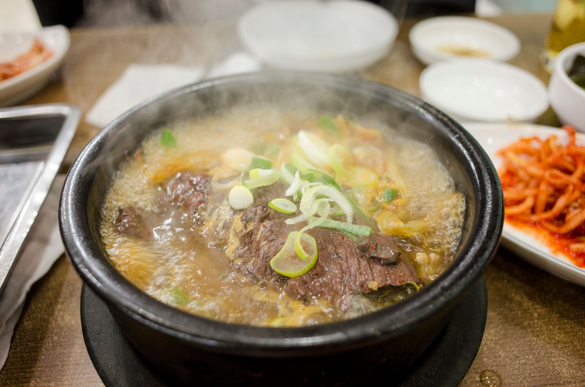 뚝배기에서 끓고 있는 진한 고기 국물