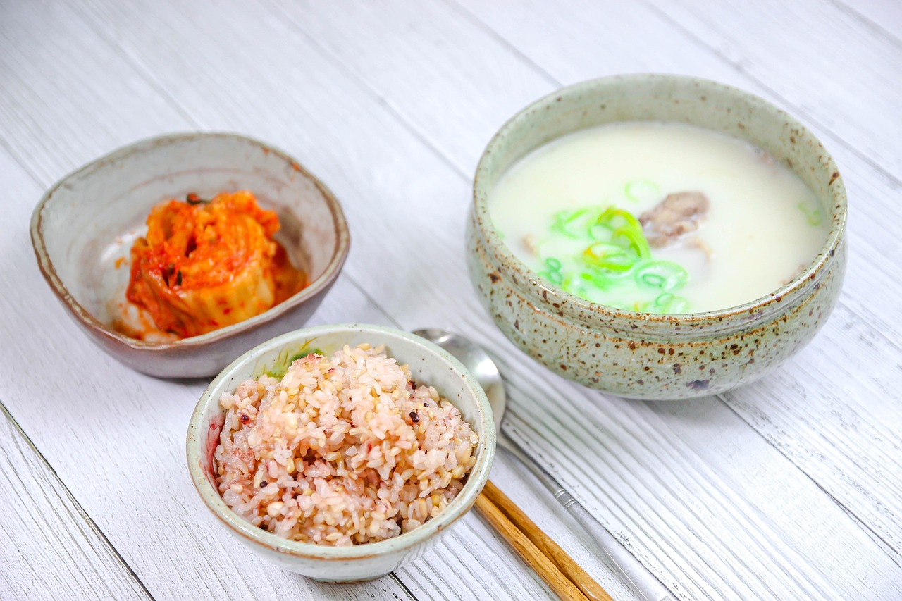 밥과 김치가 함께 놓인 뽀얀 국물 요리